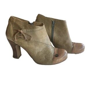 GOLD BUTTON Beige/Tan Leather Unique Heeled Boots, Women's Size EU 40,